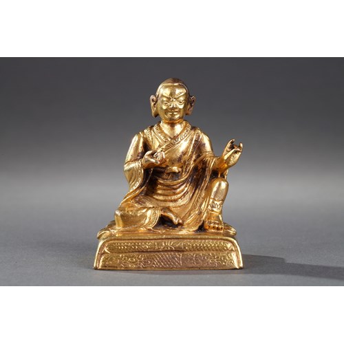 Small figure of Lhama  in gold bronze - Seated in Lilasana